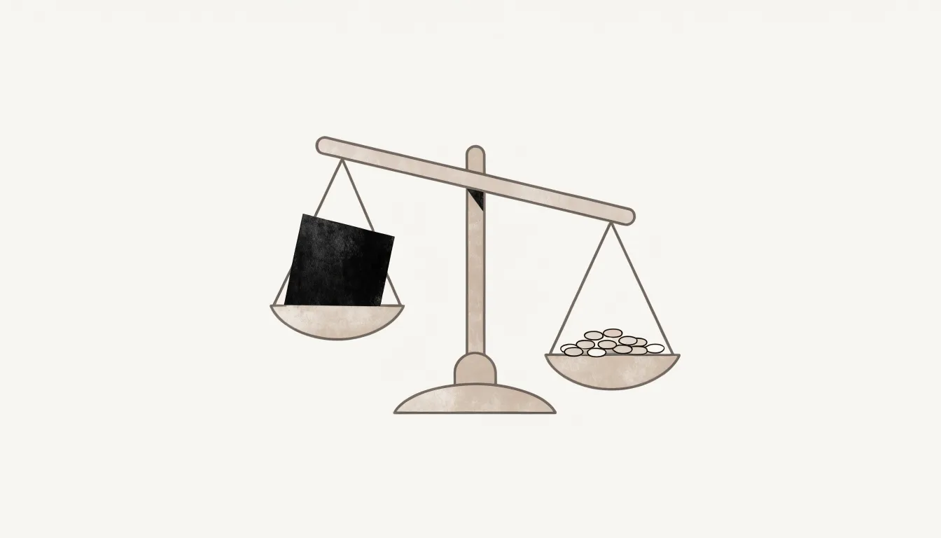 양팔 저울 하나가 크게 기울어진 일러스트. 아래로 내려간 왼쪽 접시에는 큰 검은 덩어리 하나가 놓여 있고, 위로 들린 오른쪽 접시에는 작은 동전 몇 개만 흩어져 있습니다. 청구액이 작을수록 절차 비용의 비중이 커진다는 것을 나타냅니다.